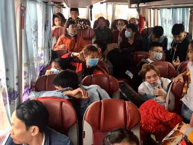 Có người may mắn đến sớm thì được ngả lưng tại khu vực ghế nằm, ai chậm chân đến sau thì ngồi bệt tại lối đi giữa xe, chân co chân duỗi, nét mặt mệt mỏi.