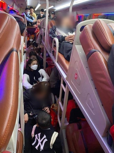 Ngoài ra, không ít người bức xúc khi trong những ngày lễ, xe thả khách giữa đường với lời biện minh rằng sẽ có xe nhỏ đến và chở về tận nhà nhưng khách lại phải tự bắt xe taxi về. Việc mất tiền, điện thoại và những tài sản có giá trị khác cũng thường xảy ra trong các dịp này.