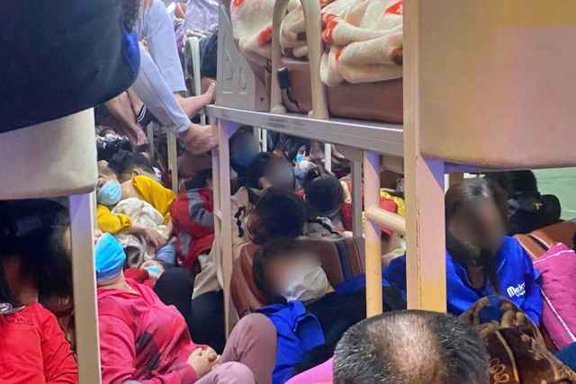 Ngay từ đầu giờ chiều ngày đi làm cuối cùng, không ít người đã ra bến xe để về quê nghỉ lễ với tâm lý về sớm sẽ vắng người hơn. Tuy nhiên đông thì vẫn hoàn đông, cảnh nhồi nhét, chen chúc lại xuất hiện.