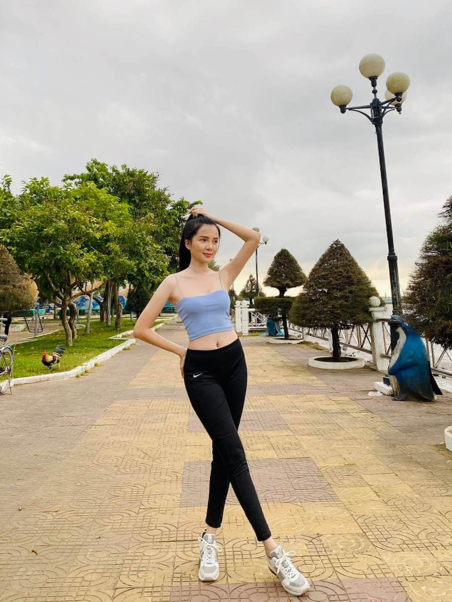 Hiện Thuý Vi là nữ giảng viên trường Đại học Tây Đô Cần Thơ. Chân dài sinh năm 1993 nhận được sự mến mộ của khán giả bởi nhan sắc trong trẻo, nữ tính và gu thời trang thanh lịch.