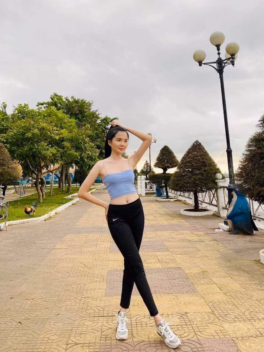 Hiện Thuý Vi là nữ giảng viên trường Đại học Tây Đô Cần Thơ. Chân dài sinh năm 1993 nhận được sự mến mộ của khán giả bởi nhan sắc trong trẻo, nữ tính và gu thời trang thanh lịch.