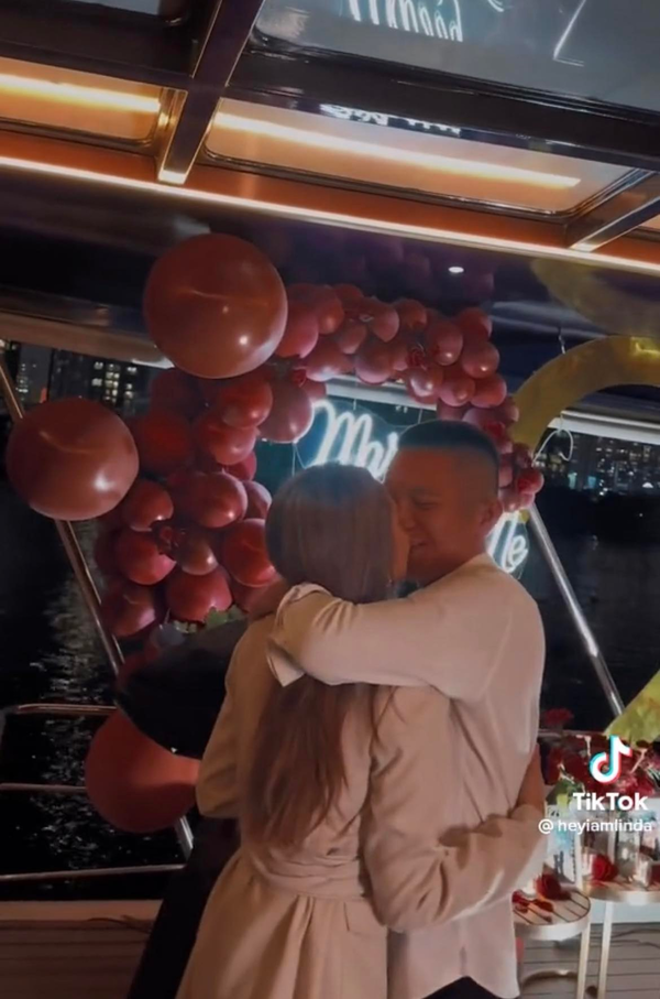 Với Linda, Đạt là người rất trưởng thành, tâm lý và yêu thương bằng hành động. Chuyện tình của họ lãng mạn, ngọt ngào và nhiều tiếng cười.