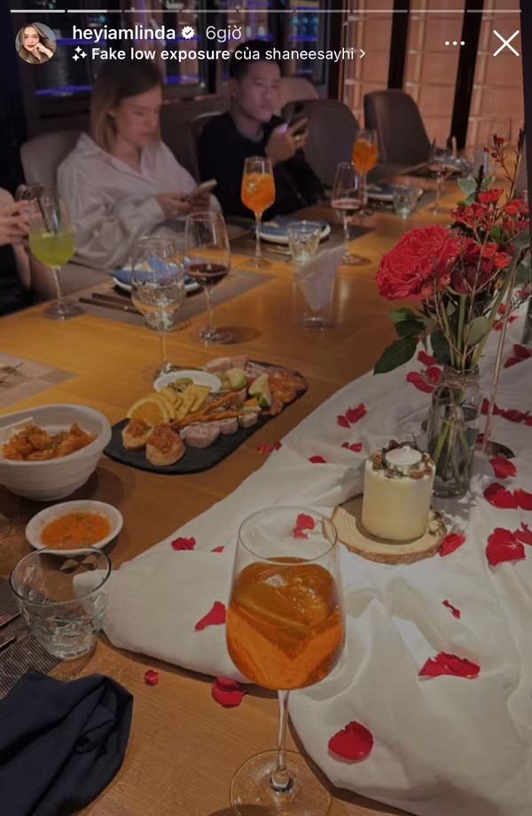 Để cầu hôn bạn gái, Phong Đạt đã trang hoàng không gian du thuyền vô cùng lãng mạn với nến và hoa tươi, và tất nhiên không thể thiếu chiếc nhẫn đính ước.