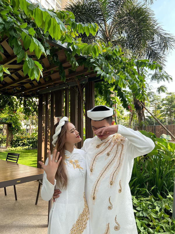 Chia sẻ về cơ duyên gặp gỡ và yêu nhau, Linda Ngô tiết lộ: “Ban đầu hai đứa là bạn, gặp nhau khi đi cùng bạn bè chung nhưng sau một thời gian mình bay sang Nga đi học anh Đạt vẫn nhắn tin, gọi điện hỏi thăm hàng ngày. Lúc đó hai đứa nảy sinh tình cảm nhưng chưa nói ra vì còn ở xa nhau. Mình chưa biết bao giờ mới về Việt Nam nữa. Một tháng sau đó, gia đình mình về Việt Nam dự đám cưới chị gái thì gặp lại anh ấy. Anh Đạt cưỡng hôn mình và cả hai thuận theo tình cảm, chính thức là một đôi”.