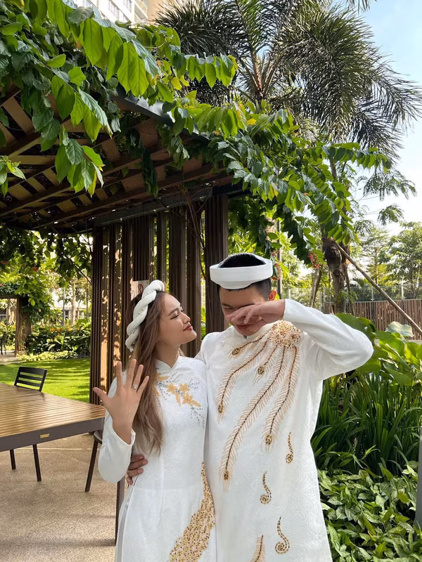 Chia sẻ về cơ duyên gặp gỡ và yêu nhau, Linda Ngô tiết lộ: “Ban đầu hai đứa là bạn, gặp nhau khi đi cùng bạn bè chung nhưng sau một thời gian mình bay sang Nga đi học anh Đạt vẫn nhắn tin, gọi điện hỏi thăm hàng ngày. Lúc đó hai đứa nảy sinh tình cảm nhưng chưa nói ra vì còn ở xa nhau. Mình chưa biết bao giờ mới về Việt Nam nữa. Một tháng sau đó, gia đình mình về Việt Nam dự đám cưới chị gái thì gặp lại anh ấy. Anh Đạt cưỡng hôn mình và cả hai thuận theo tình cảm, chính thức là một đôi”.