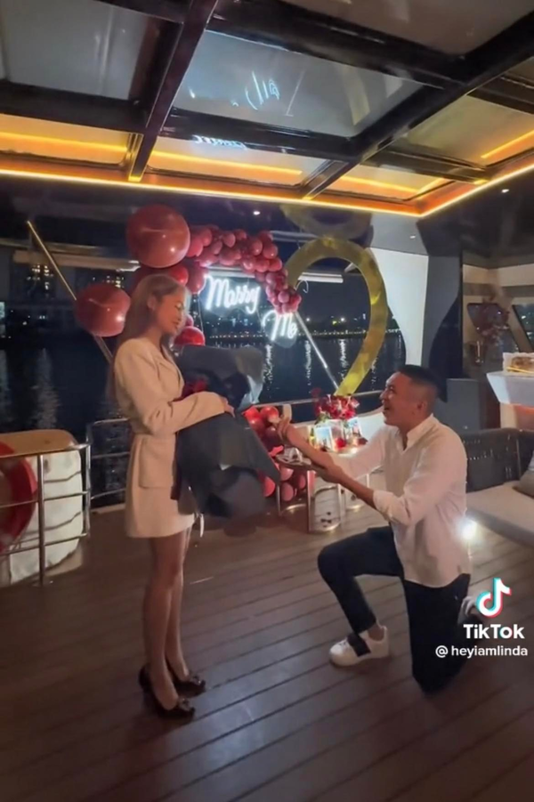 Khi Phong Đạt quỳ xuống ngỏ lời, Linda đã bật khóc vì bất ngờ và hạnh phúc. Cô viết trên trang cá nhân: “Mình thật sự không tin nổi chuyện gì vừa xảy ra”.