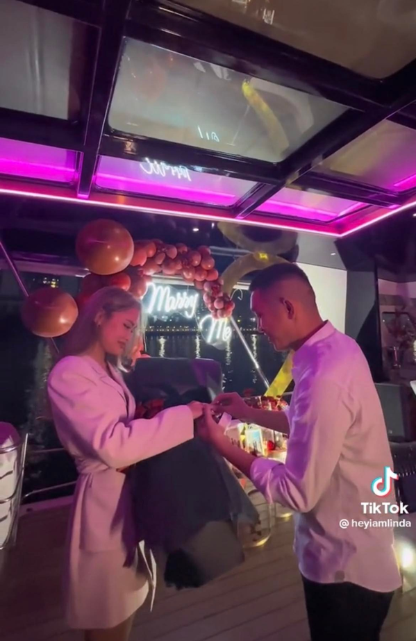 Linda 22 tuổi, Phong Đạt 28 tuổi, cặp đôi hiện sinh sống tại Sài Gòn. Họ quen nhau trong một nhóm bạn chơi chung. Cả hai đều sinh ra và lớn lên tại Nga rồi sau này về Việt Nam.