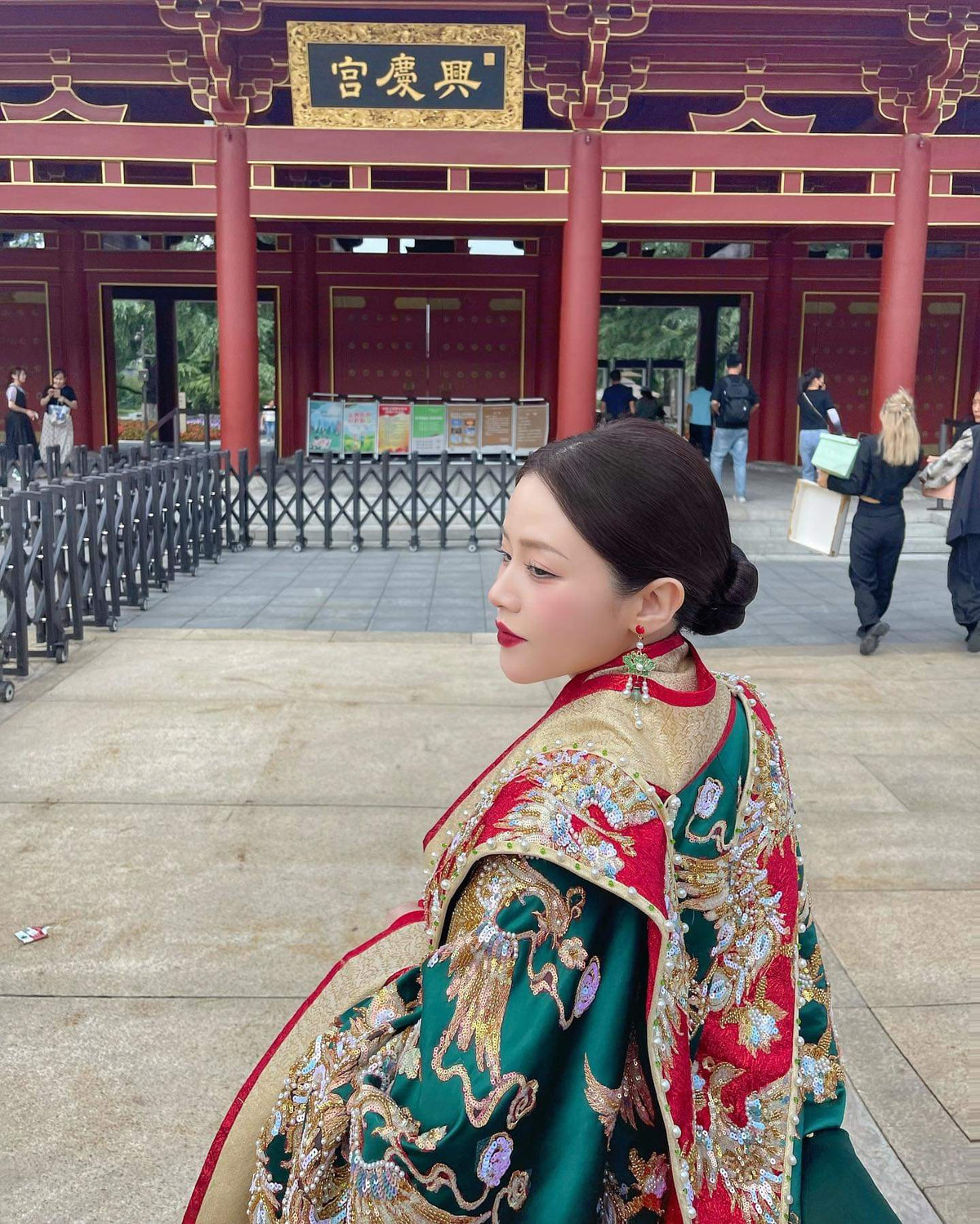 Ở tuổi 34, em chồng của Đông Nhi được khen ngợi vì vẻ ngoài rạng rỡ và trẻ trung.