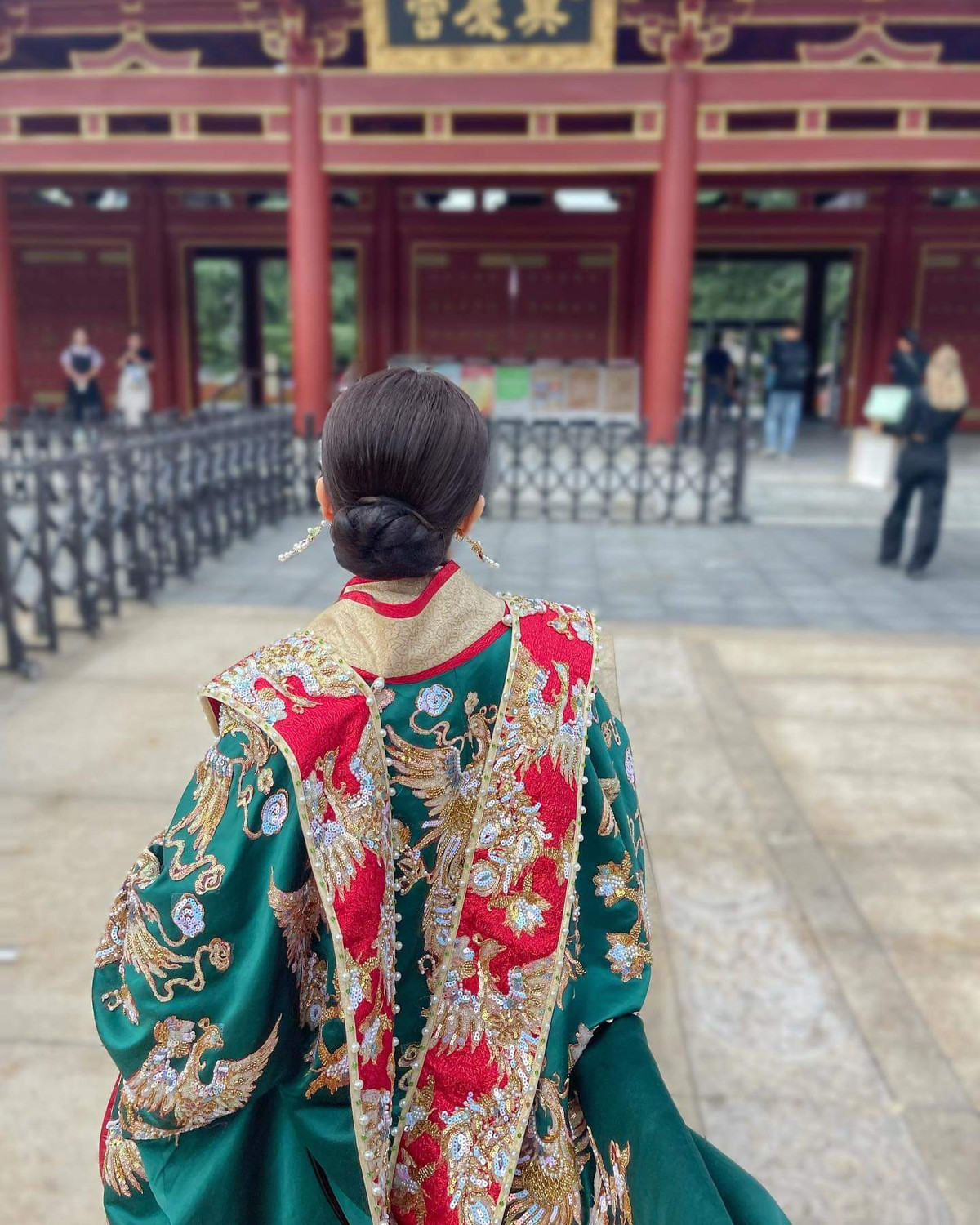 Ông Thoại Liên và vị hôn phu mặc trang phục độc đáo, sang tận Trung Quốc để thực hiện những shoot chụp này.