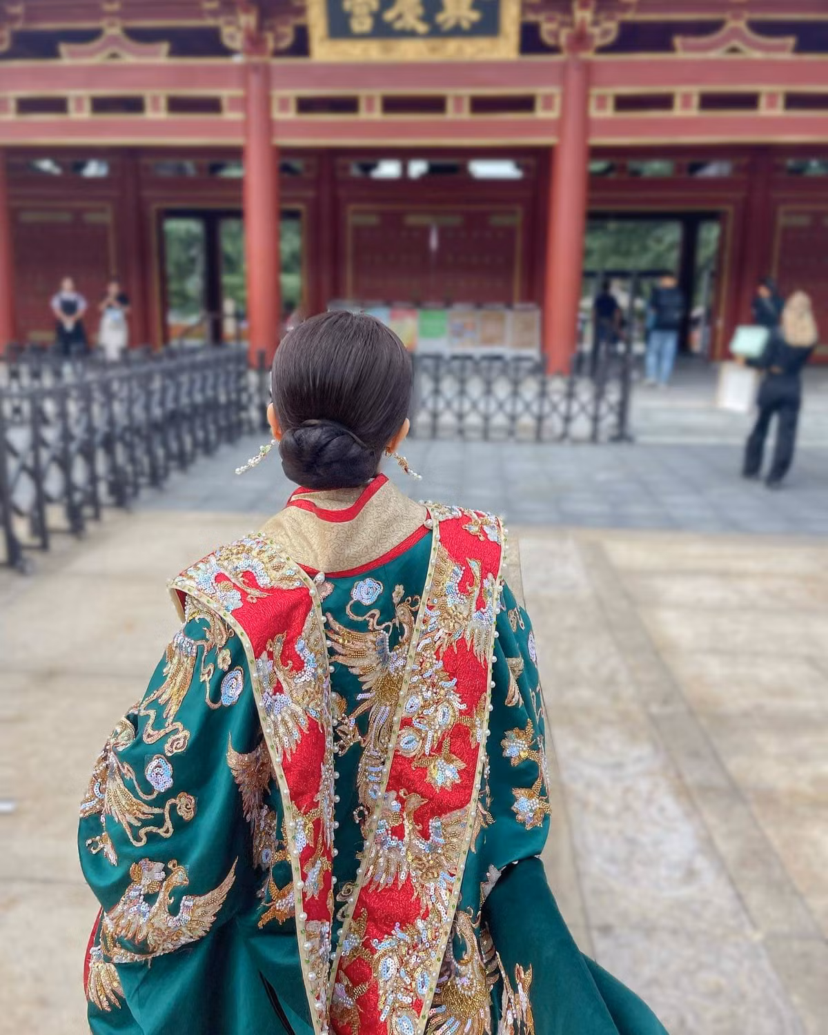 Ông Thoại Liên và vị hôn phu mặc trang phục độc đáo, sang tận Trung Quốc để thực hiện những shoot chụp này.