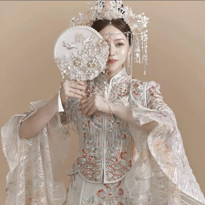 Chọn cho mình đường hướng khác hẳn anh trai, Ông Thoại Liên hiện tại sống khá kín tiếng tại Úc, dù vậy cuộc sống xa hoa cũng như nhan sắc rạng rỡ của "ái nữ nhà tập đoàn nhựa" cũng nhiều lần khiến công chúng chú ý.