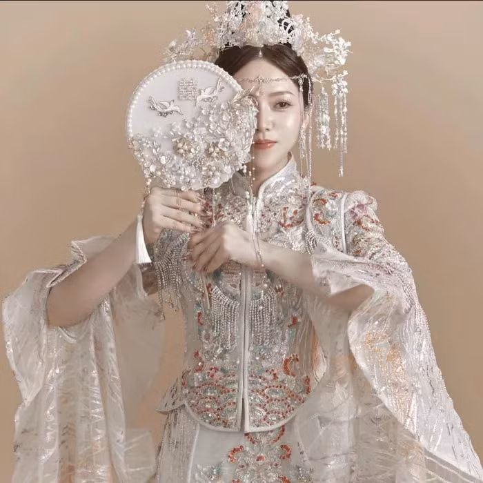 Chọn cho mình đường hướng khác hẳn anh trai, Ông Thoại Liên hiện tại sống khá kín tiếng tại Úc, dù vậy cuộc sống xa hoa cũng như nhan sắc rạng rỡ của "ái nữ nhà tập đoàn nhựa" cũng nhiều lần khiến công chúng chú ý.