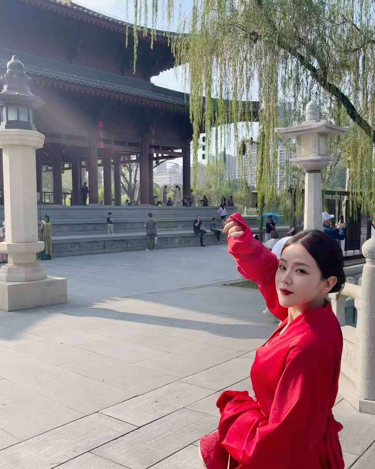 Những bộ cánh đa dạng theo nhiều phong cách, từ trẻ trung đến gợi cảm quyến rũ nhưng tựu trung đều rất hợp với Thoại Liên và là sự lựa chọn hợp lý, dễ dàng ứng dụng ở bất kỳ đâu.