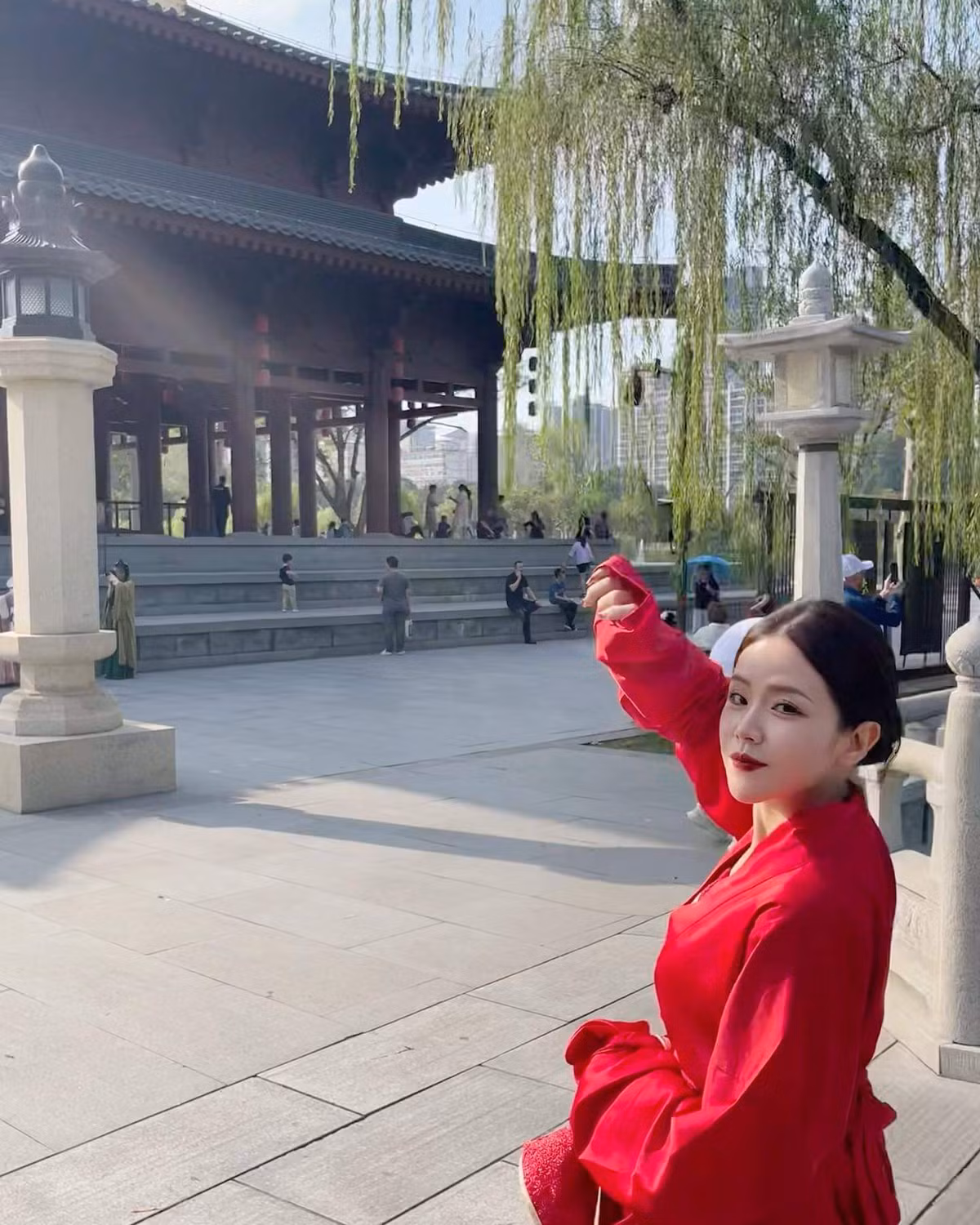 Những bộ cánh đa dạng theo nhiều phong cách, từ trẻ trung đến gợi cảm quyến rũ nhưng tựu trung đều rất hợp với Thoại Liên và là sự lựa chọn hợp lý, dễ dàng ứng dụng ở bất kỳ đâu.