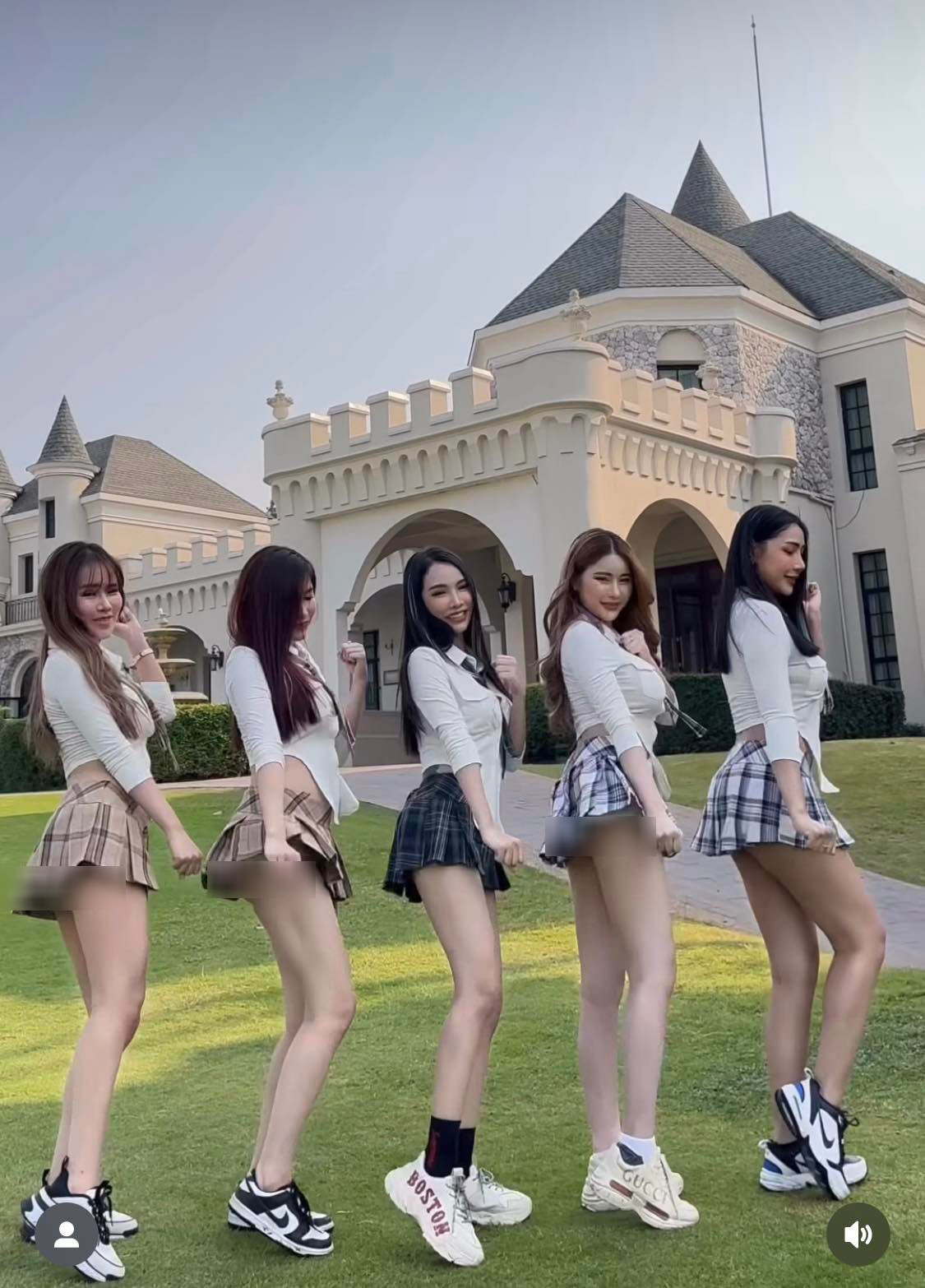 Dưới phần bình luận, một số người cho rằng, chân váy đồng phục khá ngắn, không kèm theo quần bảo hộ dễ khiến các cô gái bị hớ hênh khi thực hiện động tác vũ đạo nóng bỏng.