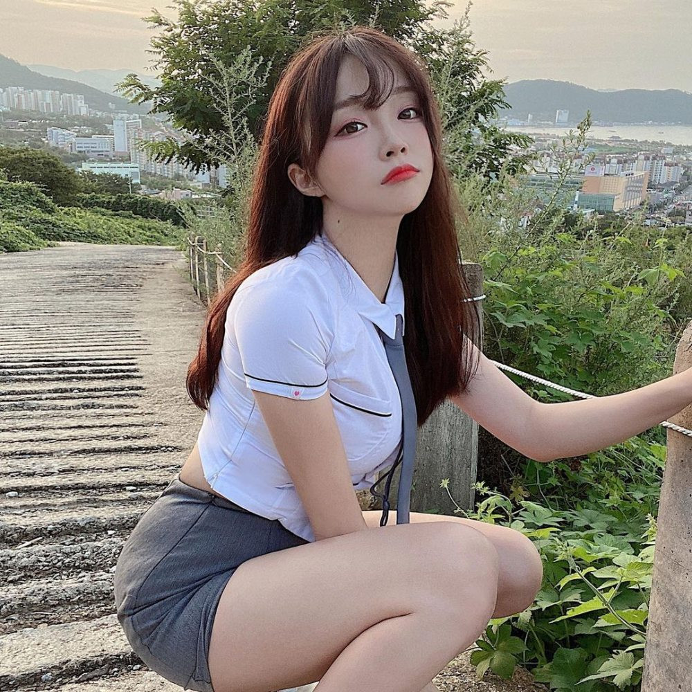 Từng không ít lần các gái xinh Việt Nam và các nước trong khu vực châu Á thức sức với váy nữ sinh.