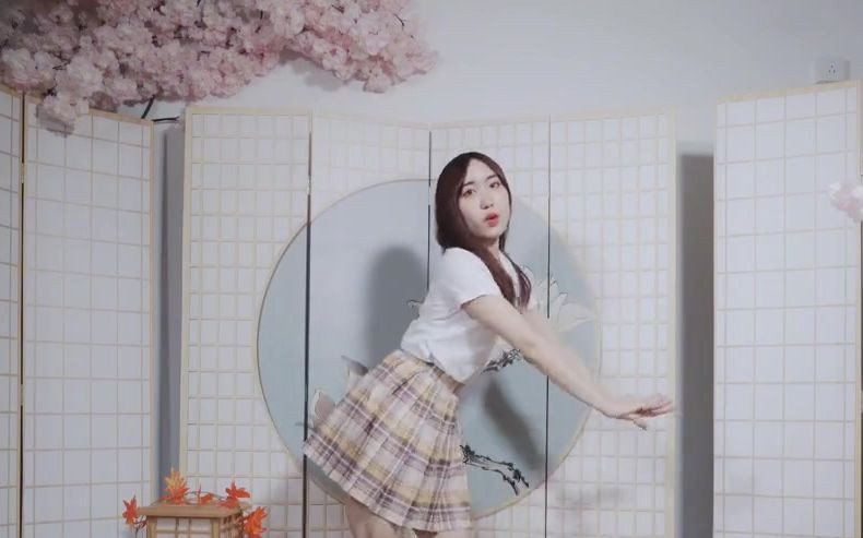 Ngoài ra, cũng có ý kiến nhận xét, trang phục chỉ là yếu tố phụ, việc các người đẹp mặc váy ngắn, lắc hông, uốn éo cơ thế mới là điều gây phản cảm nhất.