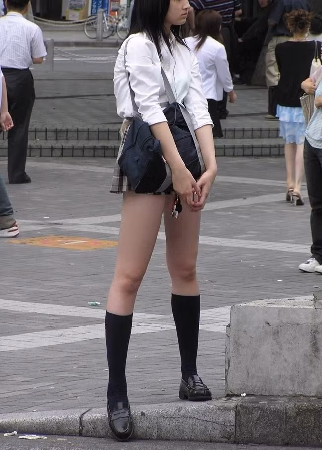 Có người khẳng định, con gái ai cũng có lòng yêu cái đẹp, "đẹp khoe xấu che" là điều rất đỗi bình thường nhưng việc mặc váy ngắn, quần bảo hộ bằng gang tay, nhún nhảy như vậy đã phần nào làm cho hình ảnh của các cô gái trở nên xấu đi vì đi ngược với thuần phong mỹ tục châu Á.