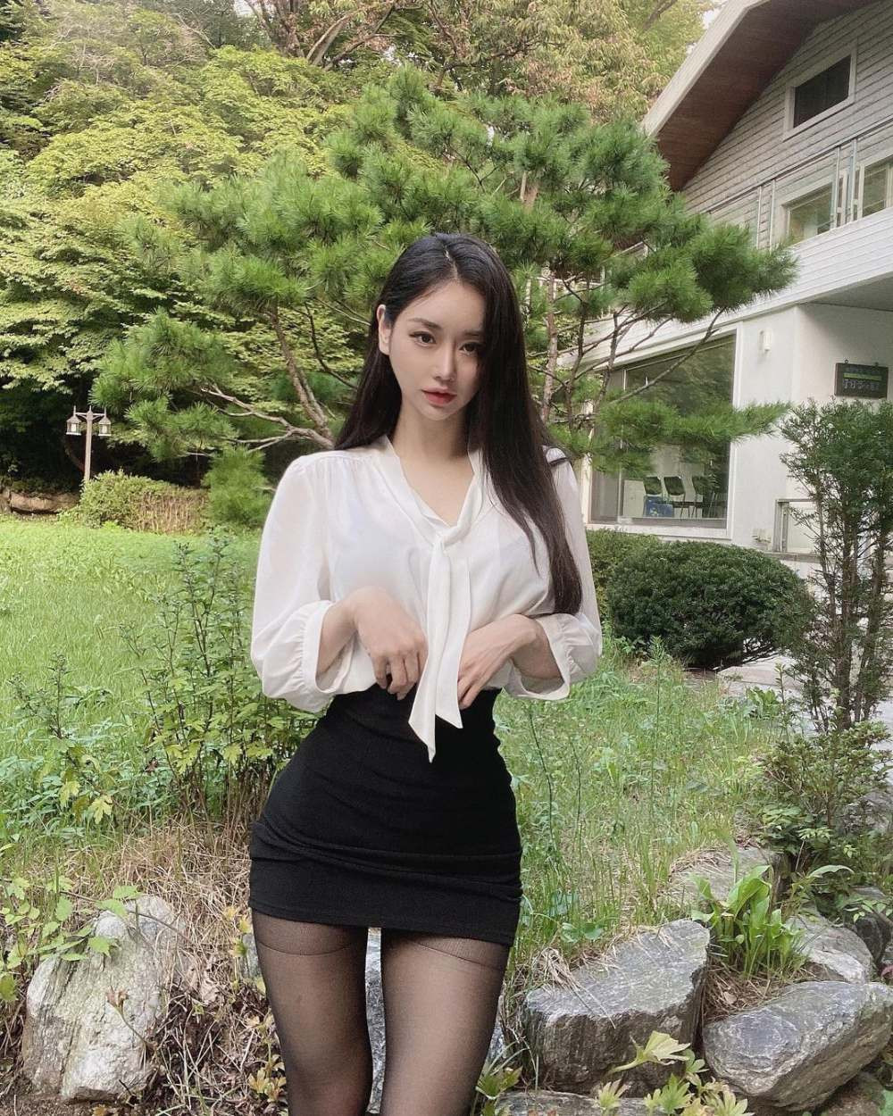 Chiếc váy ngắn giúp các cô nàng tôn dáng nhưng nếu không cẩn thận sẽ trở thành "phản chủ".