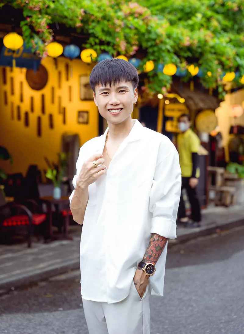 Dưới bài viết thảo luận trên một diễn đàn mạng, nhiều người đã để lại bình luận chỉ trích việc "nhận vơ" danh xưng nghệ sĩ của Đạt Villa. Tuy nhiên người bị réo tên vẫn chưa có động thái hay ý định thay đổi tag tên này.