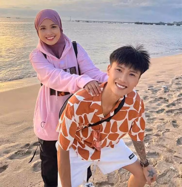 Tuy nhiên, Đạt Villa đã nhanh chóng phủ nhận và cho biết không bao giờ nghĩ tới chuyện bán kênh. Hay chuyện xích mích với Lộc Fuho khiến dân tình cho rằng đây là một màn PR trá hình để đánh bóng tên tuổi nam idol TikTok…