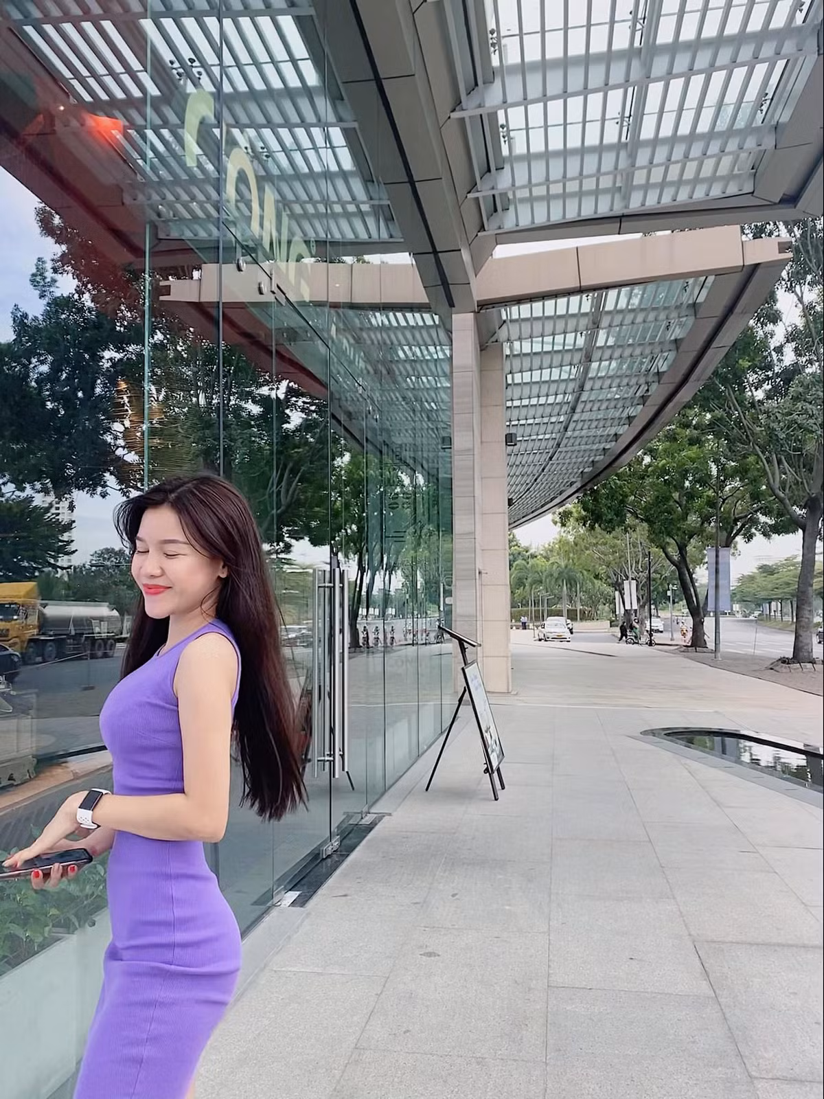 Trước đó, Yến Xuân từng chia sẻ để được gặp bạn trai của mình, cô nàng không chỉ phải chi trả số tiền khá khủng mà còn phải vượt qua rất nhiều thủ tục rắc rối.