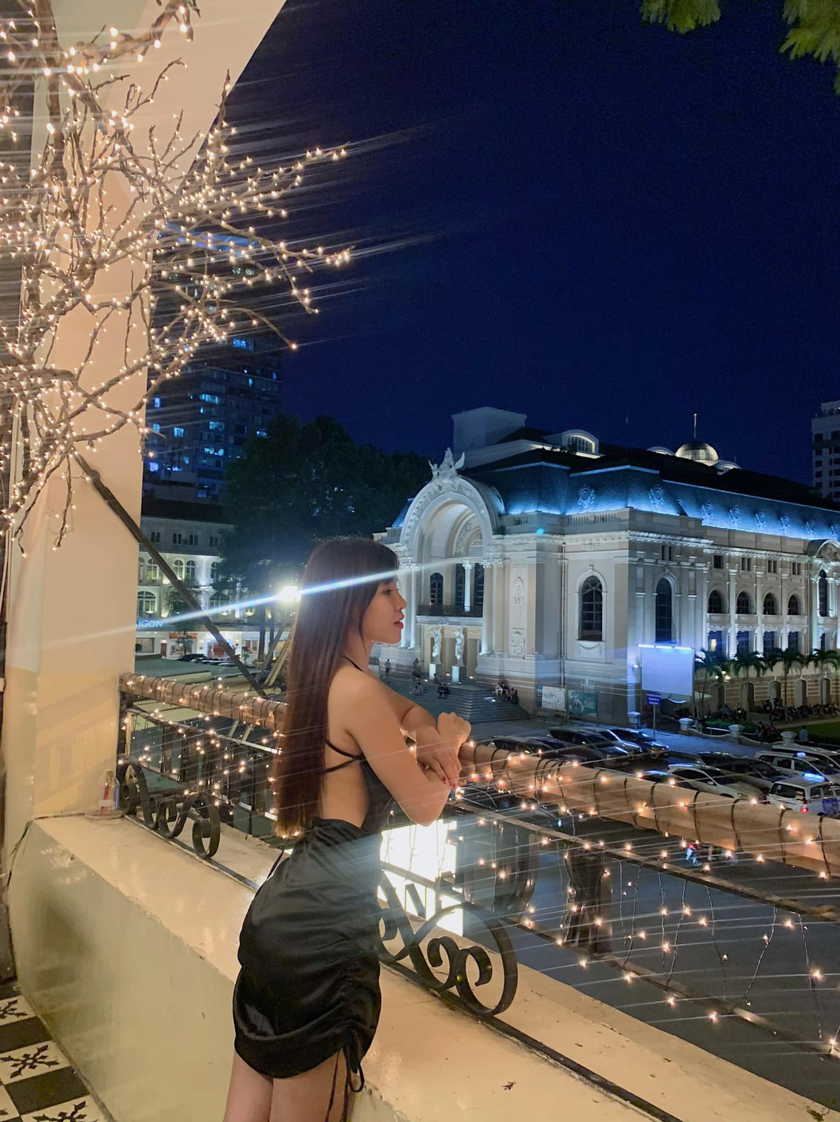 Ngoài ra Yến Xuân còn chia sẻ hình ảnh Đặng Văn Lâm dắt cún cưng đến thăm và tiếp tế đồ ăn.