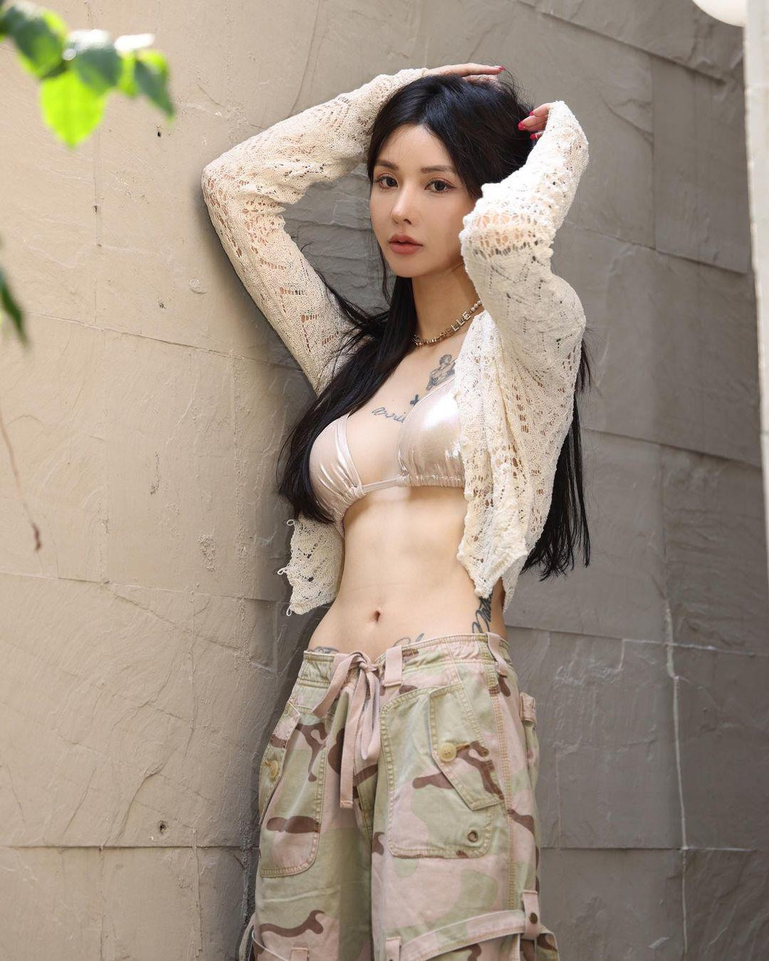 Ngoài body hút mắt, gương mặt của Kiligkira cũng tinh xảo không kém. Cô có đôi mắt to tròn, sống mũi cao, môi trái tim căng mọng cùng làn da mượt mịn.