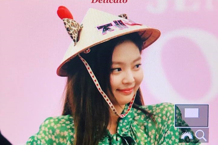 Jennie với chiếc má "bánh bao" đáng yêu và nón lá Việt Nam giúp cô nàng trông như cô gái Việt thực sự. Trong nữ idol Hàn Quốc thế này khiến fan chỉ muốn mang ngày về nhà để giấu đi.