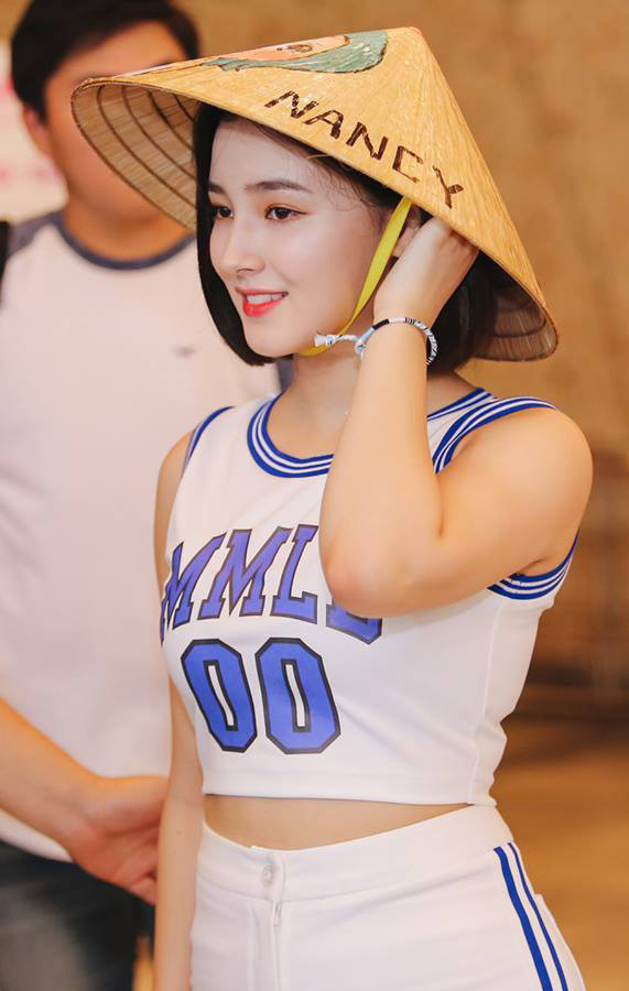 Bỏ qua khuyết điểm về ngoại hình mũm mĩm, Nancy vẫn rạng rỡ trong chiếc nón lá Việt.