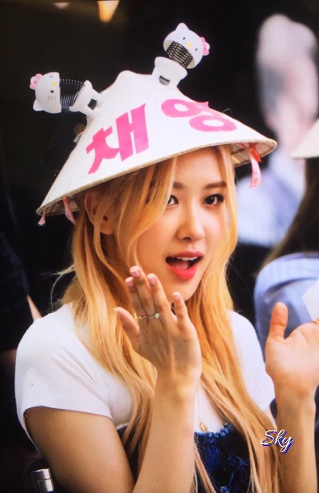 Rosé đã làm fan thương nhớ chỉ với khoảnh khắc đội chiếc nón lá thế này. Được biết, nữ ca sĩ Hàn Quốc còn có tình yêu đặc biệt với Việt Nam, từng hứa với người hâm mộ sẽ sớm sang mảnh đất hình chữ S để gặp gỡ fan.