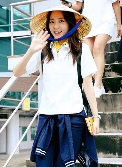 Dara trông như một cô nữ sinh Việt, trẻ trung và năng động.