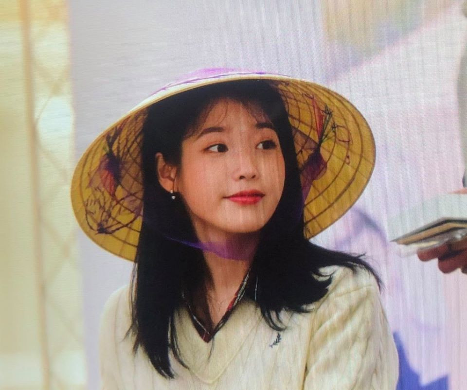 Nét đẹp của IU rất hợp với nón lá Việt. Nữ thần tượng trông như người con gái mới lớn làm trái tim bao chàng trai phải thổn thức.