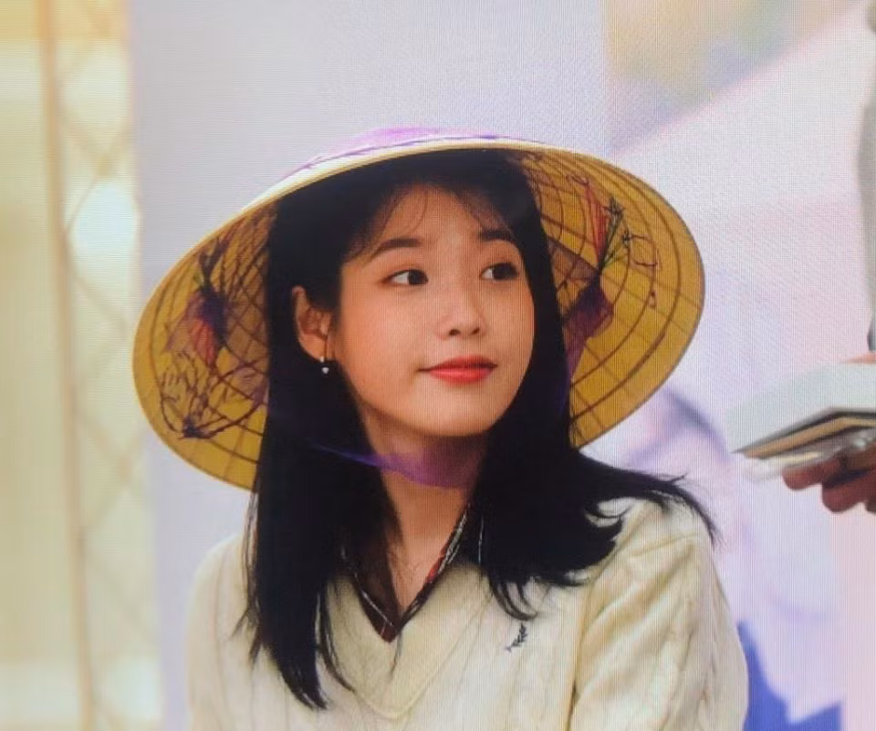 Nét đẹp của IU rất hợp với nón lá Việt. Nữ thần tượng trông như người con gái mới lớn làm trái tim bao chàng trai phải thổn thức.