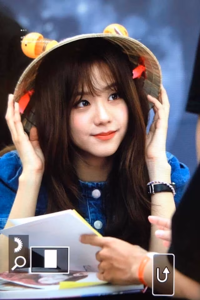Không hổ danh là visual của BLACKPINK, Jisoo làm netizen phải ngất ngây khi đội nón lá Việt. Vẻ đẹp ngây thơ, dịu dàng của chị cả BLACKPINK hẳn rất thích hợp để trở thành nàng dâu Việt.