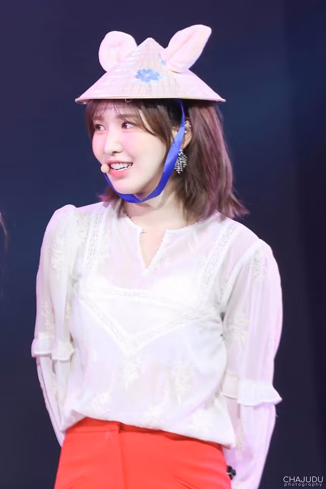 Wendy cũng xinh xắn không kém khi đội nón lá Việt.