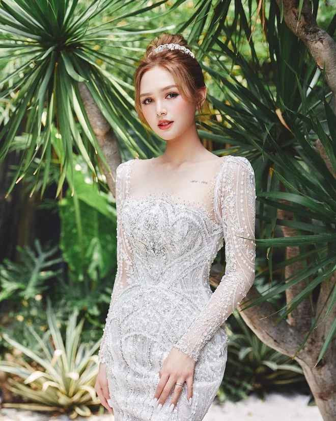 Tại đây, Xoài Non thay 3 bộ váy với 3 phong cách khác nhau. Ở mọi góc chụp, nàng hot girl đều nhận được vô số lời khen ngợi vì nhan sắc xinh lung linh.