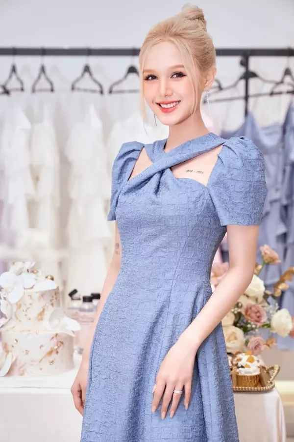 Trước đó, Xoài Non cũng từng làm bao người chao đảo với các set đồ tối màu đi dự tiệc cưới.