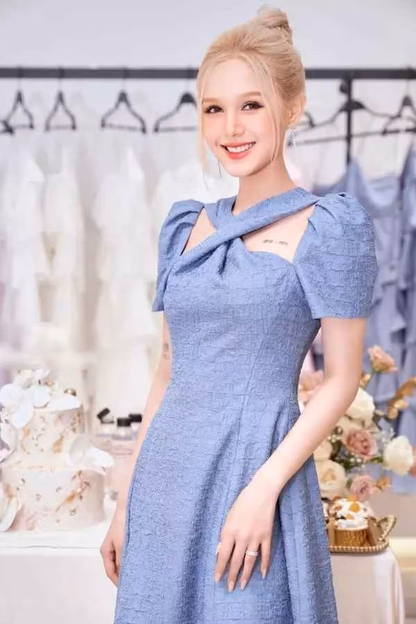 Trước đó, Xoài Non cũng từng làm bao người chao đảo với các set đồ tối màu đi dự tiệc cưới.