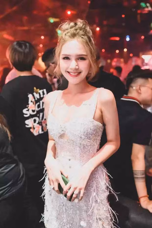 Tuy nhiên, cũng ngay trong buổi lễ, Xoài Non còn bị chụp lén bởi team qua đường. Dù không được báo trước, nước ảnh vừa mờ vừa tối, cô nàng làm bao người xuýt xoa từ thần thái đến sắc vóc.