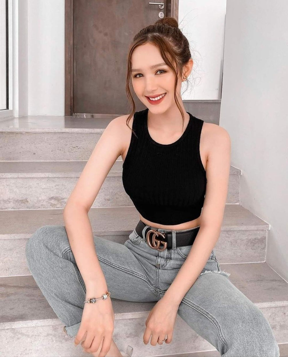 Xoài Non sở hữu gương mặt xinh xắn, đôi mắt to tròn, sống mũi cao, làn da trắng và nụ cười tươi.