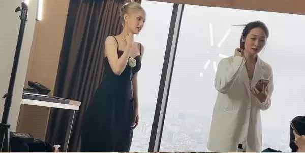 Cách trang điểm sắc sảo của Xoài Non khiến tổng thể ngoại hình vô cùng nổi bật.