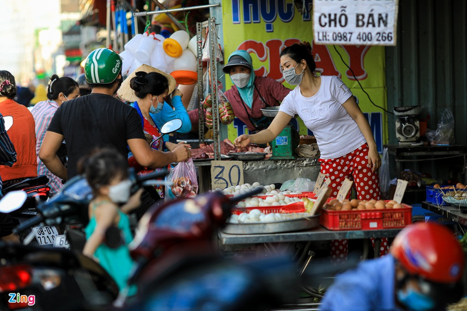 Theo Chỉ thị 10, người dân không được tụ tập trên 3 người tại nơi công cộng, yêu cầu giãn cách tối thiểu 1,5 m. Nhưng theo ghi nhận, các quầy hàng quanh khu vực chợ Đại Hải vẫn bày bán san sát. Người đi chợ cho biết nơi này đông đúc không khác gì ngày thường.