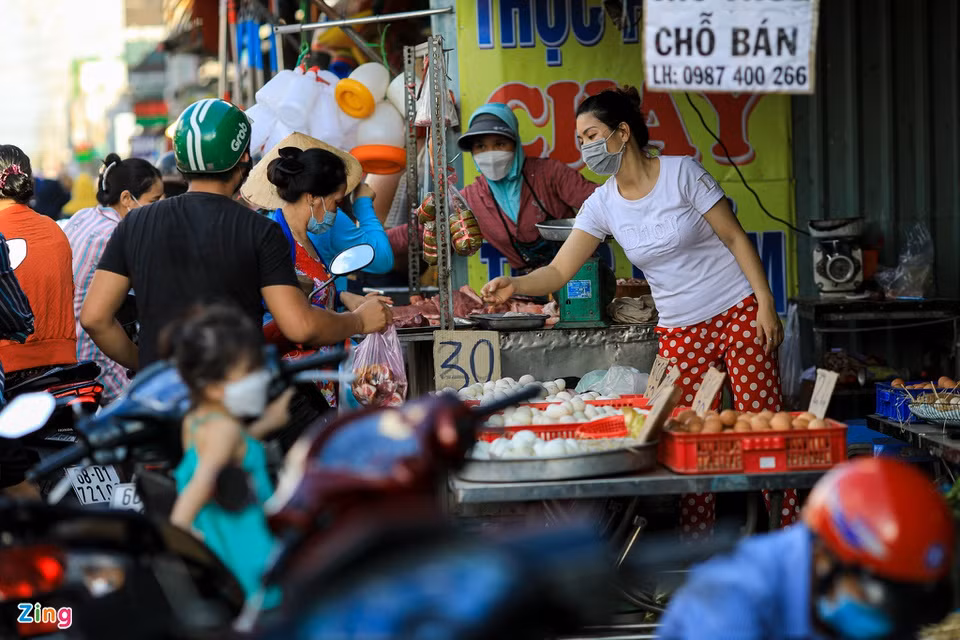 Theo Chỉ thị 10, người dân không được tụ tập trên 3 người tại nơi công cộng, yêu cầu giãn cách tối thiểu 1,5 m. Nhưng theo ghi nhận, các quầy hàng quanh khu vực chợ Đại Hải vẫn bày bán san sát. Người đi chợ cho biết nơi này đông đúc không khác gì ngày thường.