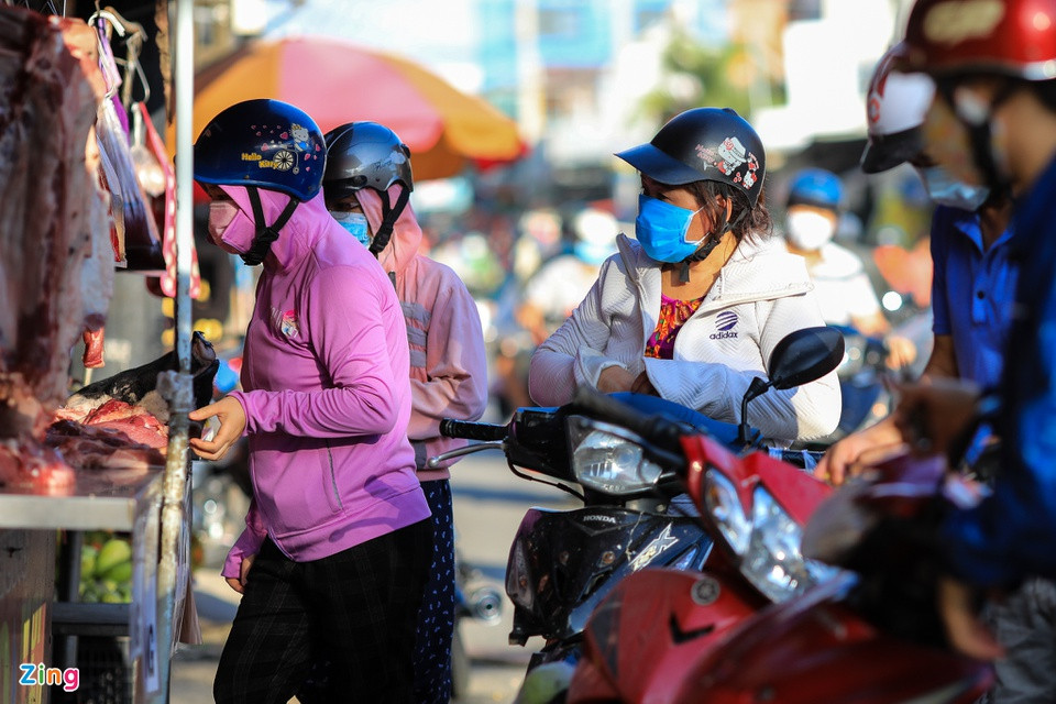 Người đến chợ tự phát đều đeo khẩu trang nhưng chợ quá đông khiến việc giãn cách tối thiểu 1,5 m không được thực hiện. Trong ảnh, người dân dừng xe đừng chờ mua thịt trên đường Phan Văn Hớn, huyện Hóc Môn, TP.HCM.