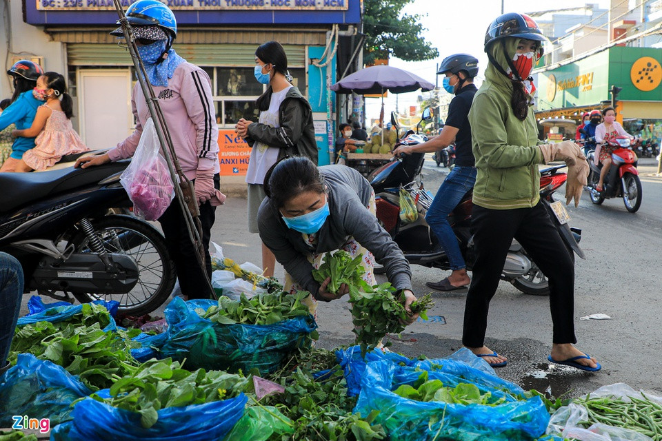 Chỉ thị số 10 yêu cơ quan chức năng phải tăng cường xử lý nghiêm các hành vi vi phạm công tác phòng, chống dịch Covid-19. Chủ tịch UBND TP Thủ Đức và các quận, huyện chịu trách nhiệm nếu để tập trung quá 3 người tại nơi công cộng, ngoài phạm vi công sở, trường học, bệnh viện.