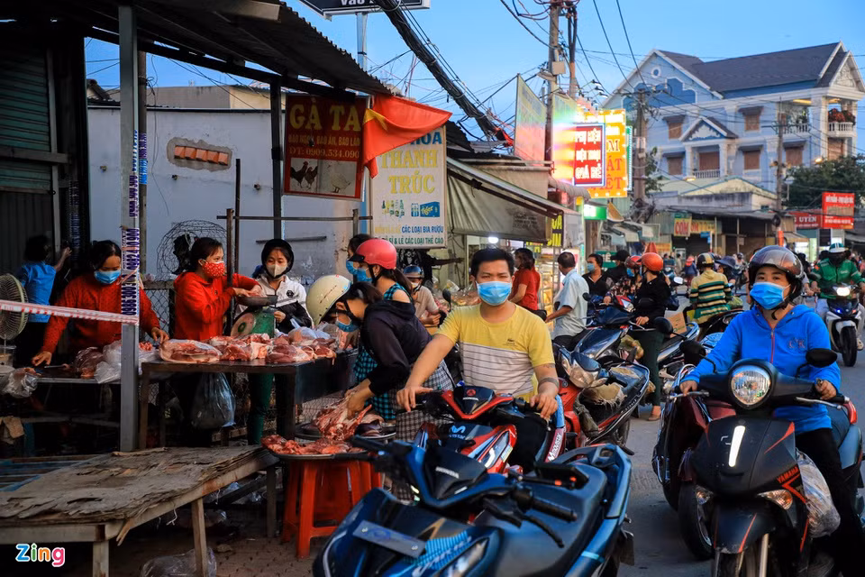 Cách đó khoảng 2 km, chợ tự phát trên đường Nữ Dân Công (huyện Bình Chánh, TP.HCM) cũng hoạt động nhộn nhịp.