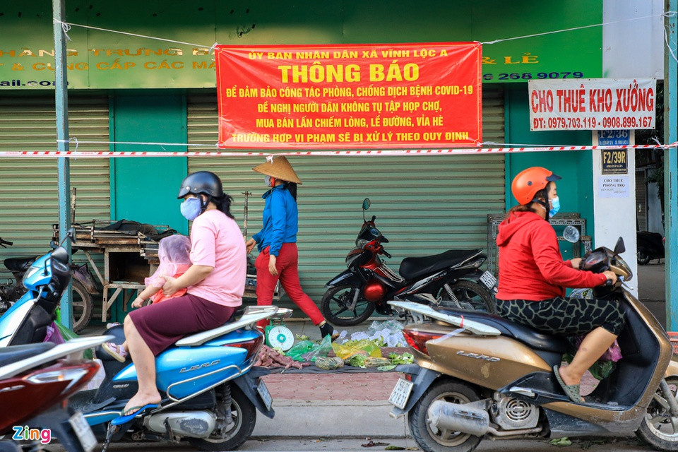 Tại đường Liên Ấp 2-6, huyện Bình Chánh, TP.HCM, chính quyền treo thông không tụ tập họp chợ nhưng hoạt động buôn bán tự phát vẫn diễn ra.