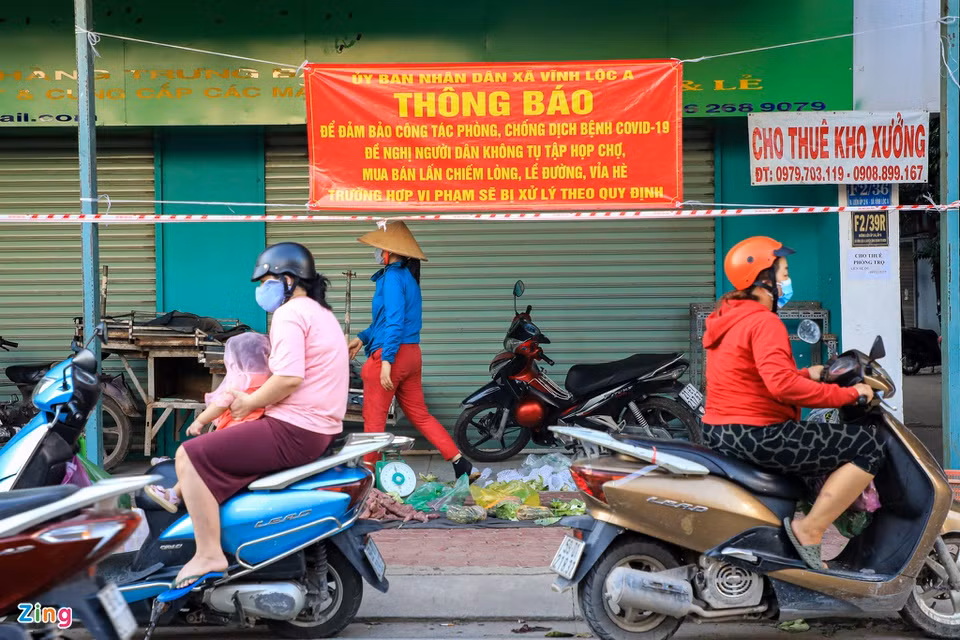 Tại đường Liên Ấp 2-6, huyện Bình Chánh, TP.HCM, chính quyền treo thông không tụ tập họp chợ nhưng hoạt động buôn bán tự phát vẫn diễn ra.