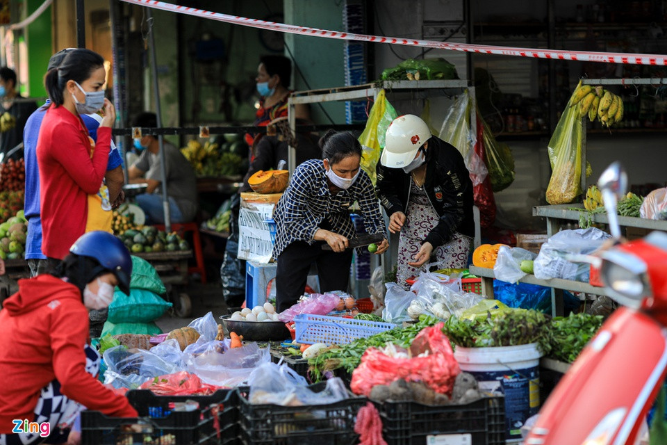 Có nơi, lực lượng chức năng căng dây cấm bày bán ở vỉa hè nhưng người dân và tiểu thương vẫn phớt lờ.